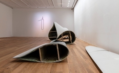 STRIPPED: Støtteloppemarked i udstillingen