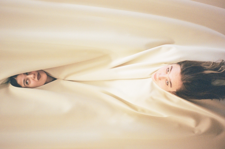 FERNISERING | Zahna Siham Benamor og Apolonia Sokol